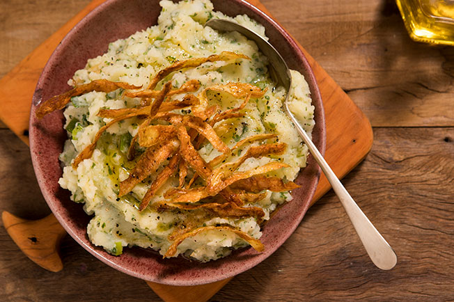 Purê de batatas com chips feito da casca