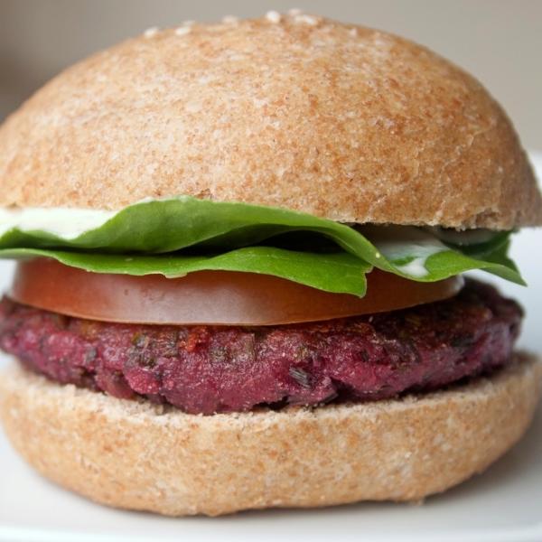 Hambúrger vegano de talo de beterraba - cozinha sem desperdício