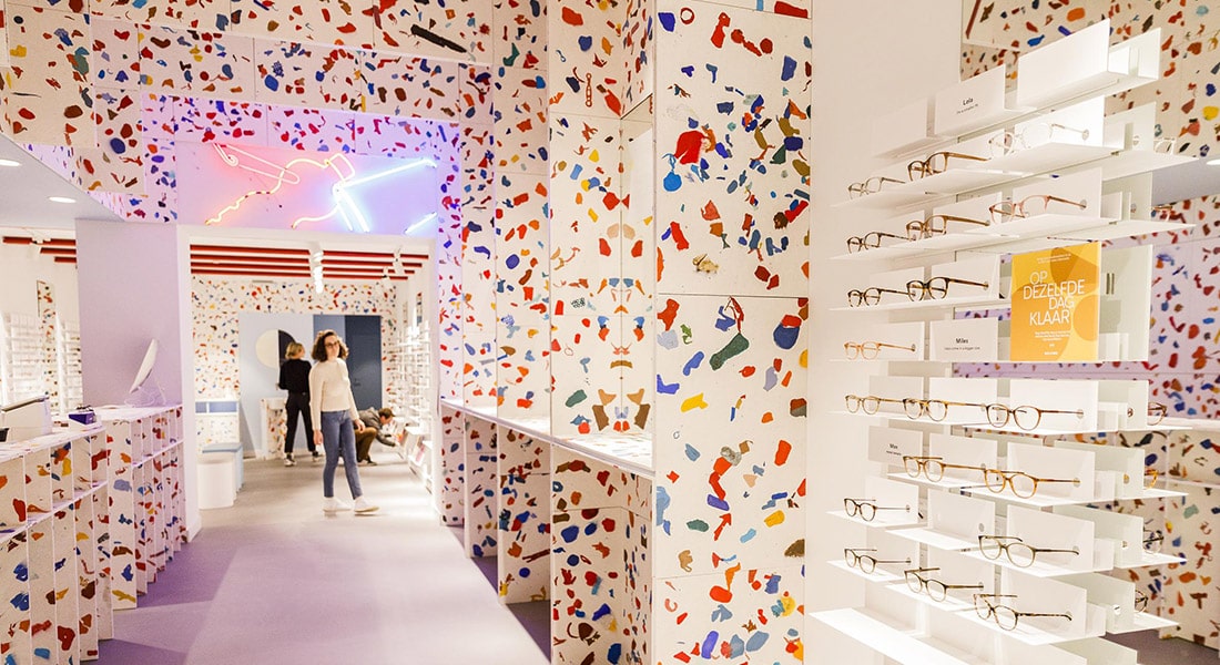 O material Plasticiet revestindo internamente a loja Ace & Tate